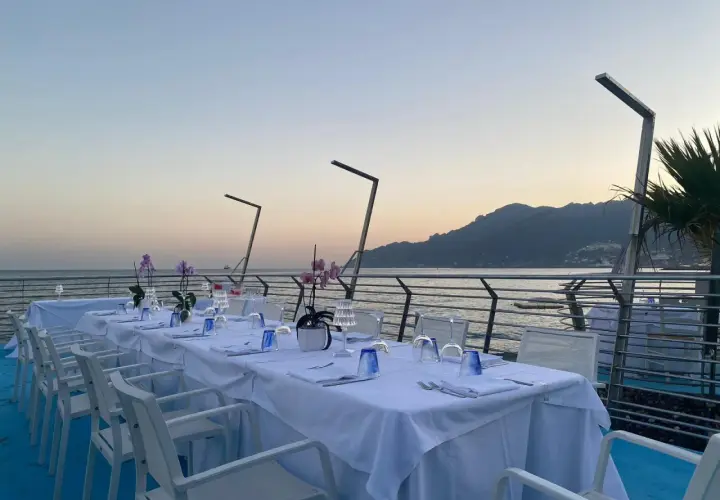 Tavola apparecchiata con vista mare, ideale per cene romantiche nei ristoranti sul mare a Salerno.
