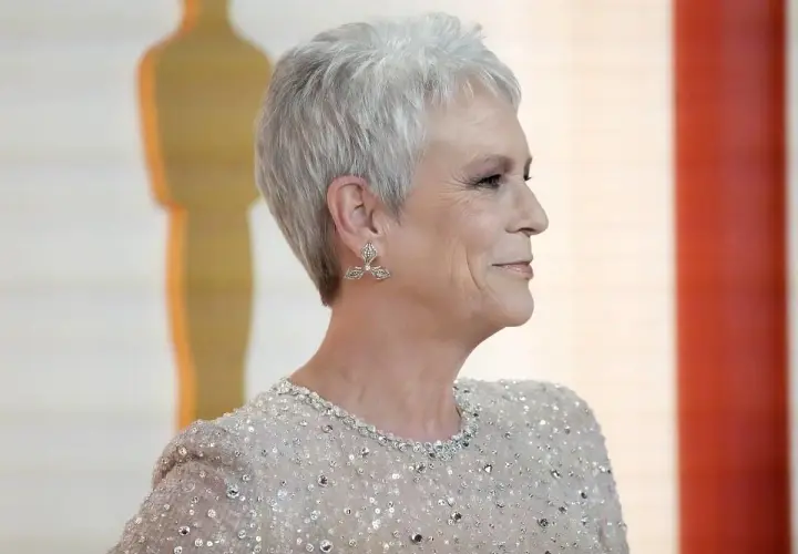 Jamie Lee Curtis w krótkiej, siwej fryzurze, która jest przykładem odmładzającej fryzury po 50. roku życia.