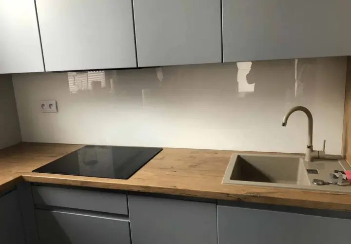 Jak zamontować szkło w kuchni? Przewodnik DIY bez błędów!