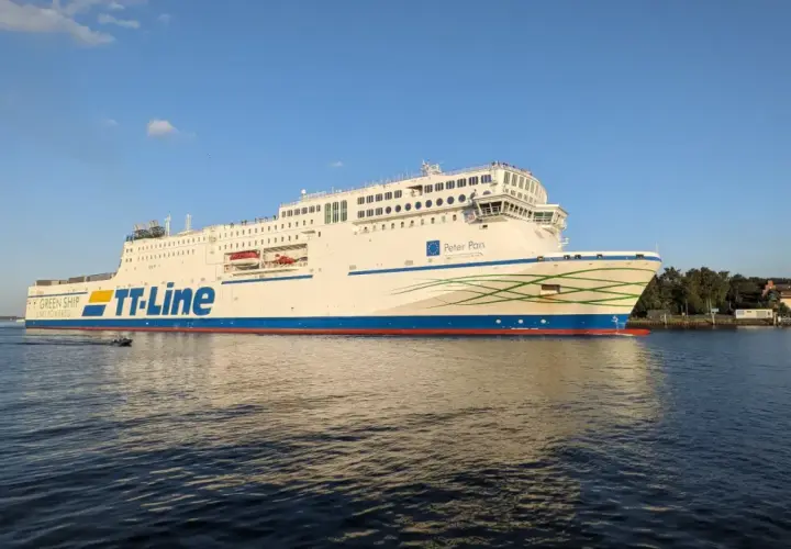 Ogromny prom "Peter Pan" TT-Line, napędzany LNG, płynie po spokojnych wodach.