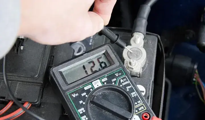 Jak sprawdzić regulator napięcia w alternatorze i uniknąć kosztownych napraw