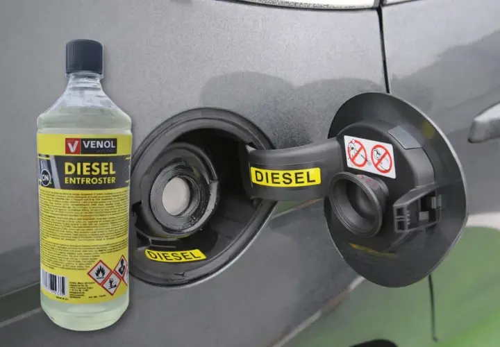 Butelka dodatku do oleju silnikowego diesel Venol Diesel Entfroster obok otwartego wlewu paliwa.