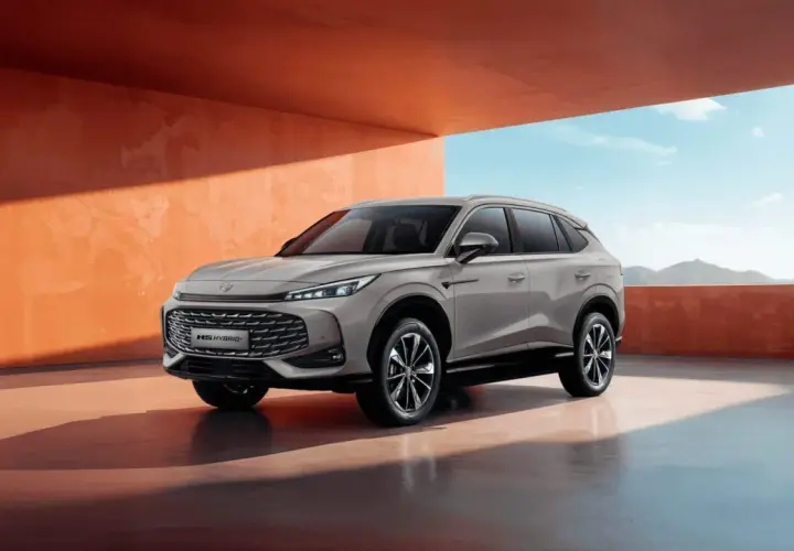 El SUV MG HS Hybrid, listo para una prueba de manejo. Diseño moderno y elegante bajo un cielo azul.