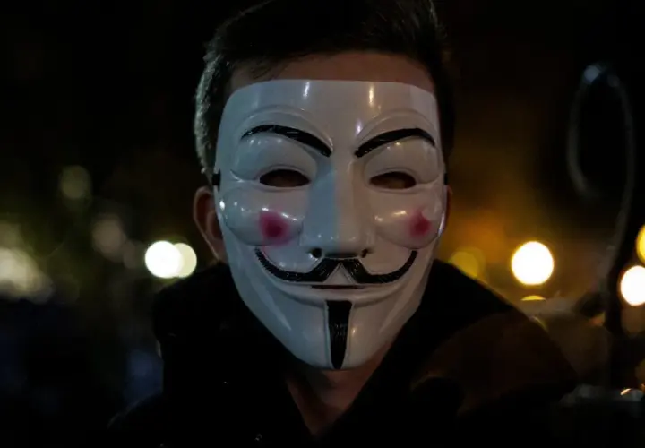 Mężczyzna w masce Guya Fawkesa, symbolu protestu i buntu. Czy to wendeta, co to za siła?