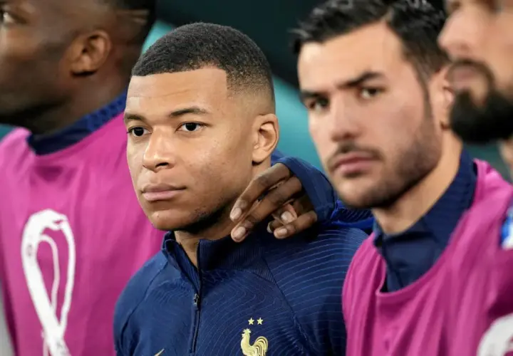 Mbappé i koledzy z reprezentacji Francji w piłce nożnej mężczyzn, gotowi do walki.