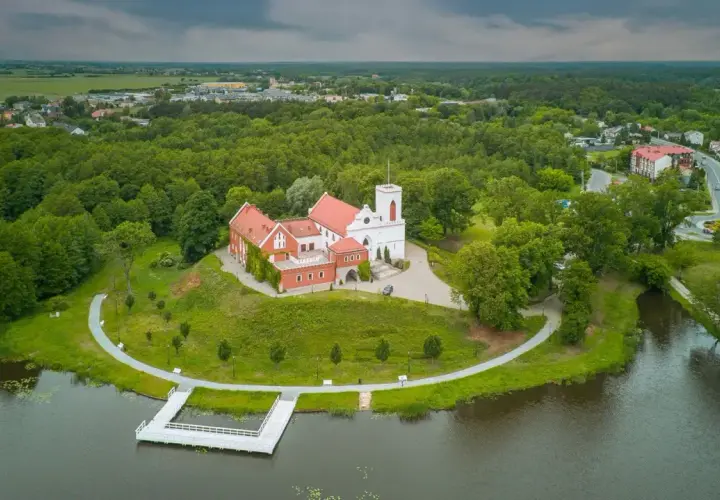 Zamek w Gostyninie, otoczony zielenią Gostynińsko-Włocławskiego Parku Krajobrazowego, wznosi się nad jeziorem.