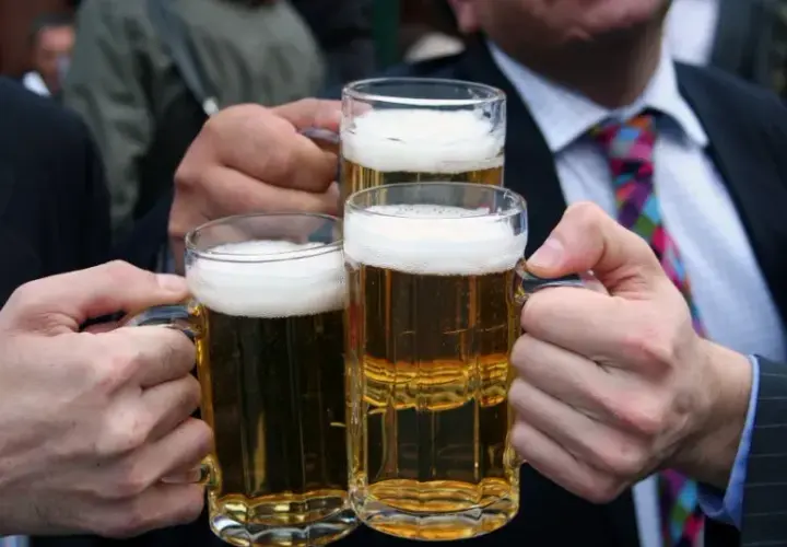 Sprzedaż alkoholu nietrzeźwym: przestępstwo czy wykroczenie w Polsce?