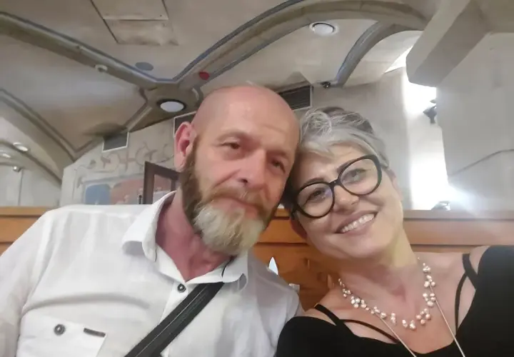 Uśmiechnięta para, on z brodą w białej koszuli, ona w okularach i perłach. Może to sekret, jak rozkochać żonę na nowo?