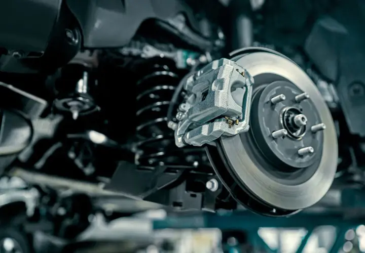 Nahaufnahme eines Auto-Bremssystems mit Bremsscheibe und Bremssattel. Ein wichtiges Teil für die Sicherheit.