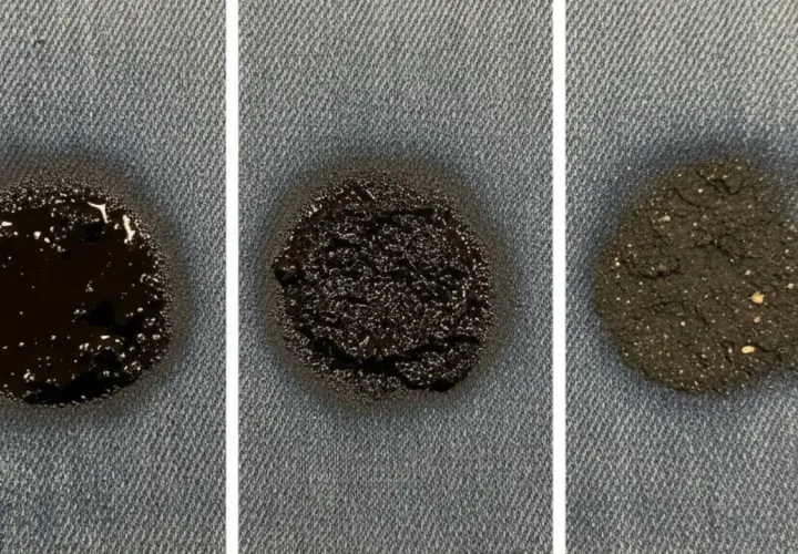 Trois étapes montrant comment enlever de la graisse mécanique sur un vêtement : tache liquide, pâteuse puis sèche.