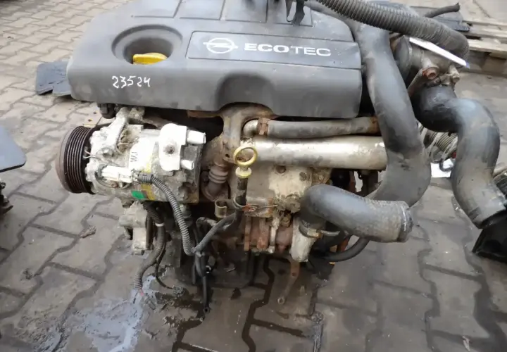 Silnik Opel Astra H z widocznym kompresorem klimatyzacji i oznaczeniem Ecotec.