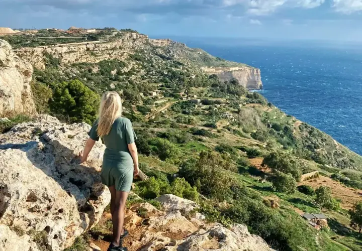 Malta w lutym? Warto! Widok na klify i morze z zielonymi wzgórzami.