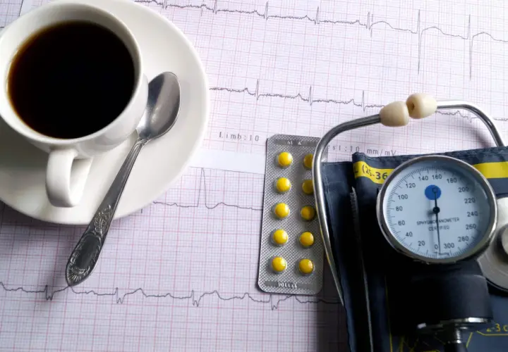 Kawa Inka, tabletki i ciśnieniomierz na tle EKG. Czy kawa Inka obniża ciśnienie? To pytanie zadaje sobie wiele osób.