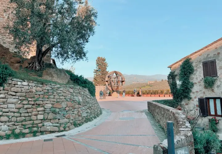 Piazza a Vinci con la sfera di Leonardo. Un luogo da scoprire, tra ulivi secolari e panorami mozzafiato.