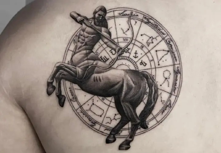 Tatuaż strzelec: centaur z łukiem i strzałą na tle koła zodiaku.