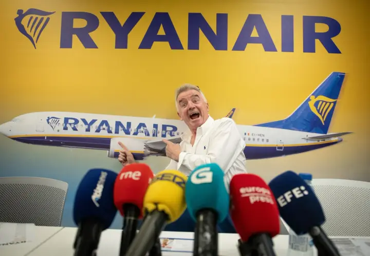 Michael O'Leary z Ryanair, pytany ile kosztuje przebukowanie biletu w Ryanair, wskazuje na samolot.