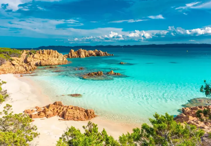Traumhafte Bucht mit türkisfarbenem Wasser und Felsen an der Costa Smeralda, Sardinien.