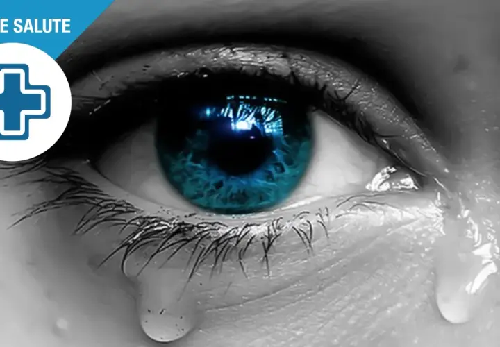 Occhio con lacrime e simbolo medico. Anche con la congiuntivite si può uscire, ma con cautela.