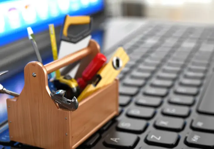 Narzędzia na klawiaturze laptopa sugerują, jak wejść do BIOS-u i dokonać napraw.