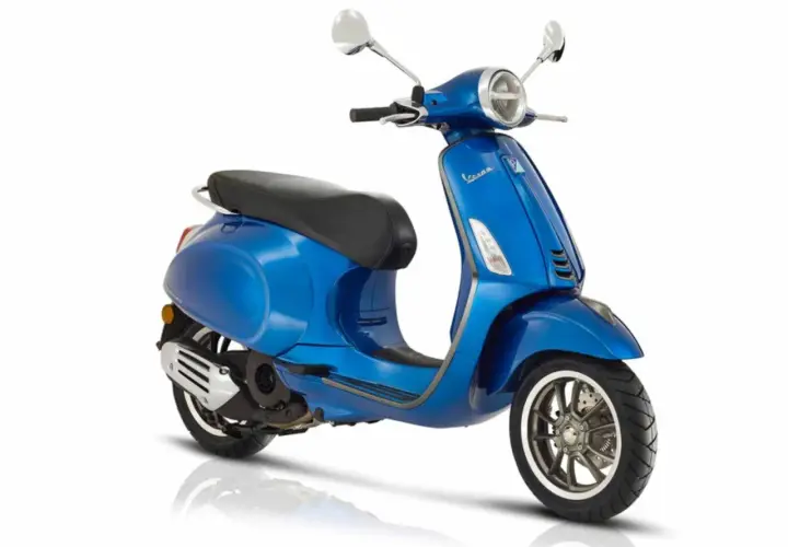 Vespa azul marino, lista para recorrer la ciudad con estilo.