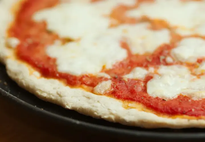 Jak jeść pizzę we Włoszech: Tradycje, które warto znać