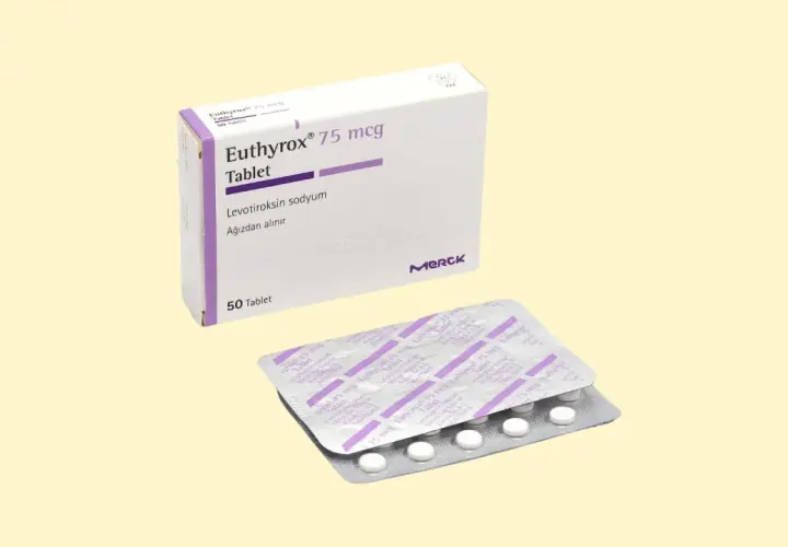 Opakowanie i blistry leku Euthyrox 75 mcg, zawierające tabletki z lewotyroksyną sodu.