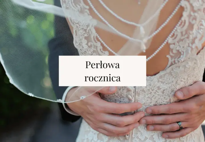 Para obejmuje się czule, celebrując 30 rocznicę ślubu. Delikatny welon i koronka sukni ślubnej podkreślają wyjątkowość chwili.