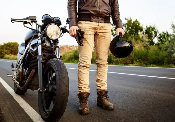 Letnie spodnie motocyklowe: Jak połączyć bezpieczeństwo z komfortem?