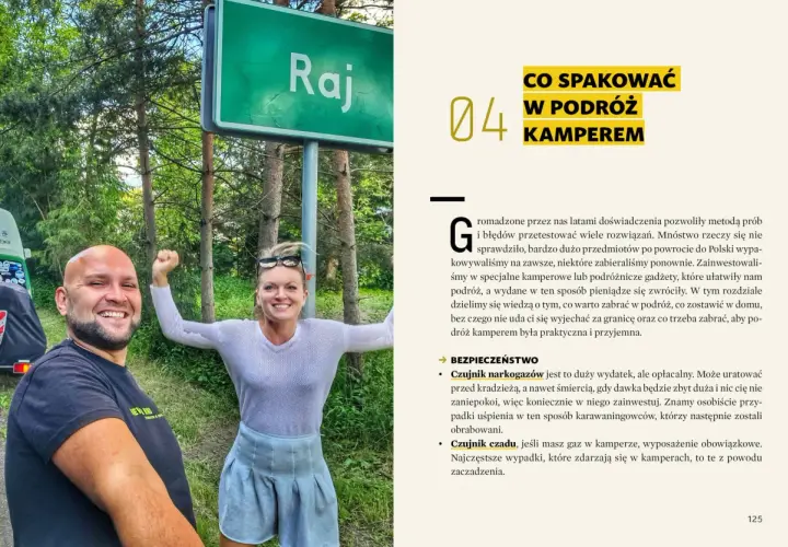 Szczęśliwa para przy znaku "Raj" symbolizuje wolność i radość podróżowania, uosabiając społeczeństwo nomadyczne w kamperze.
