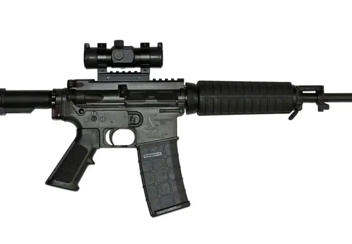 Czarny karabin AR-15 z celownikiem optycznym, idealny jako broń na pozwolenie sportowe.