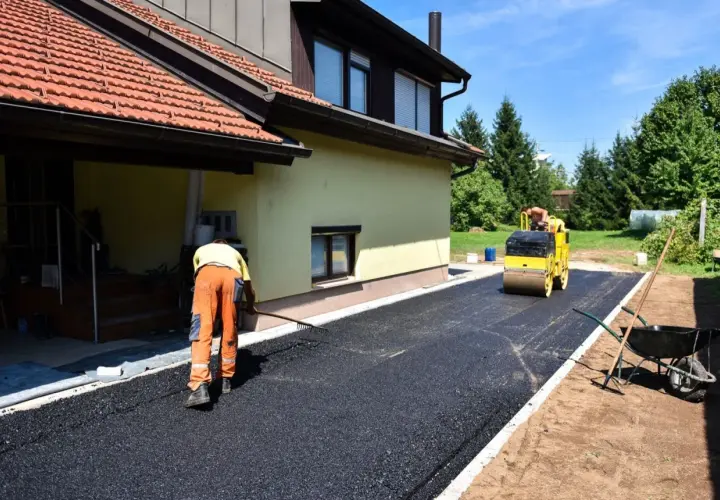 Ile kosztuje asfalt na podjazd? Sprawdź, co wpływa na ceny