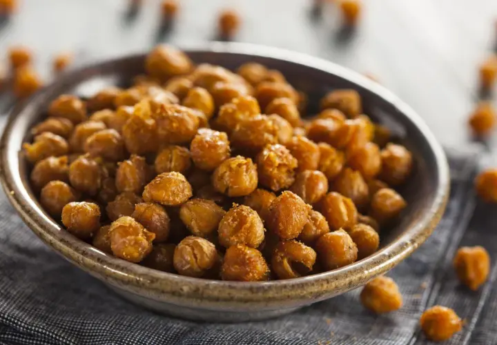 Un tazón lleno de garbanzos fritos crujientes y dorados, perfectos para un snack saludable.