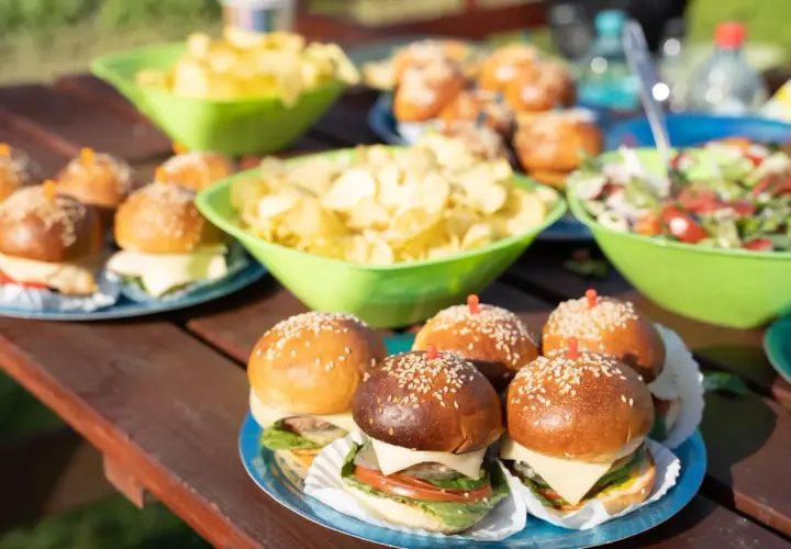 Mini burgery i sałatka na pikniku. Idealne proste przepisy na przekąski w 15 minut, gdy liczy się czas i smak.