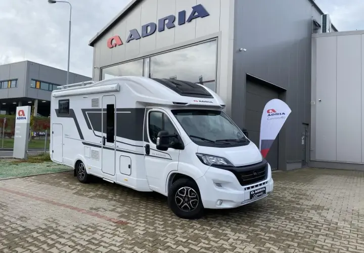 Nowy kamper Adria Matrix 670 SL lśni bielą przed salonem. Gotowy na przygody!