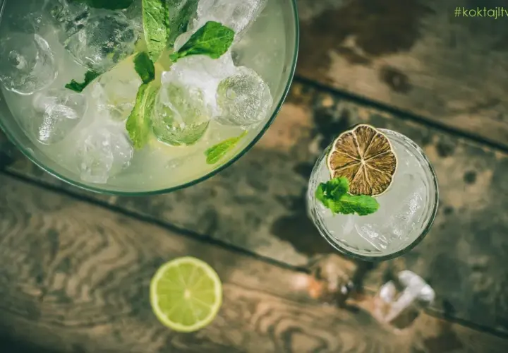 Orzeźwiająca lemoniada mojito z miętą i lodem, ozdobiona suszoną limonką. Idealna na upalne dni.