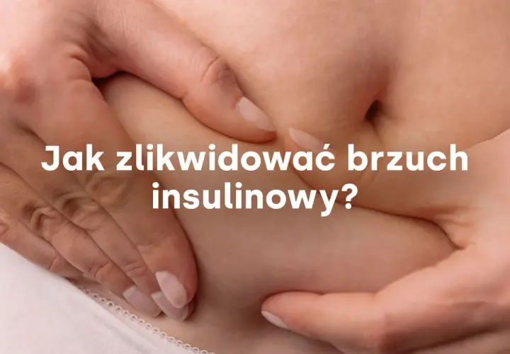 Dłonie ściskają skórę na brzuchu, sugerując problem z nadwagą, znaną jako brzuch insulinowy.