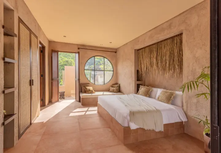 Pavimento in terracotta con piastrelle quadrate che creano un'atmosfera calda e naturale, ideale per un ambiente rilassante.
