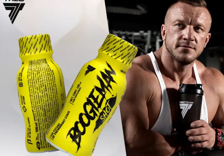 Mężczyzna z potężną sylwetką trzyma shaker, obok niego żółte shoty "Boogieman Shot" - napój dla sportowców.