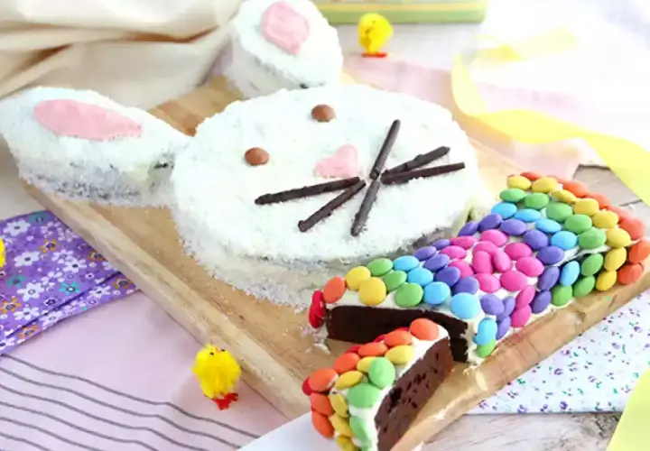Torta coniglietto di compleanno, decorata con cocco e caramelle colorate. Perfetta per una festa speciale!
