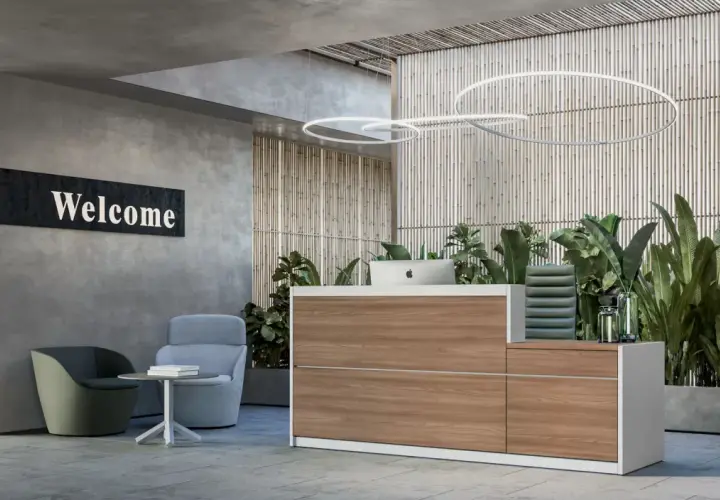 Accogliente reception con bancone in legno, piante rigogliose e un cartello "Welcome". Ideale per la gestione front office.
