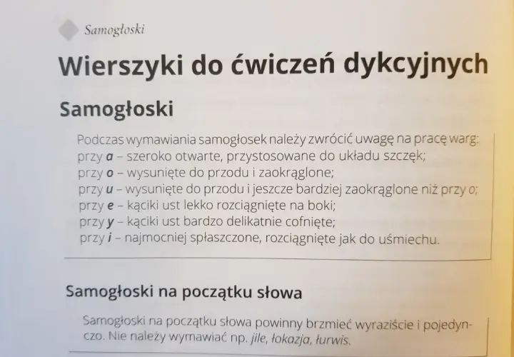 Wierszyki do ćwiczeń dykcyjnych o samogłoskach. Opisują, jak układać usta przy wymawianiu trudne słowa na a, o, u, e, y, i.