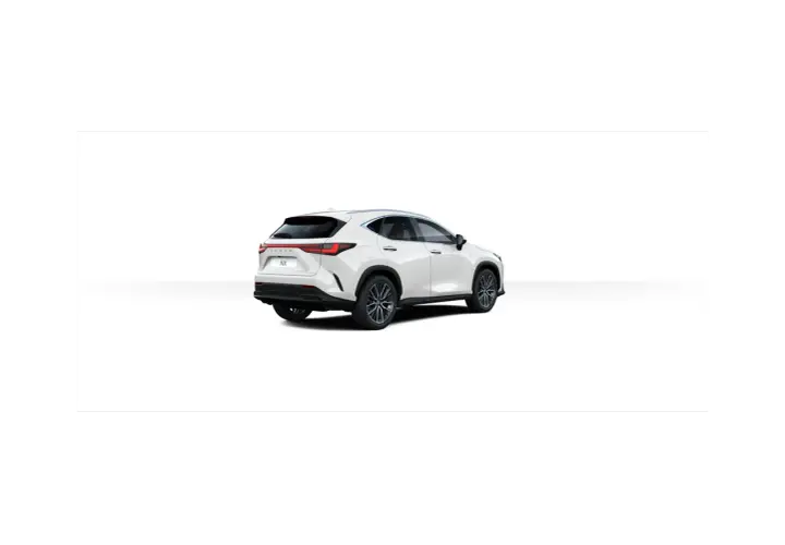 Biały Lexus NX widziany z tyłu i z boku, na białym tle.