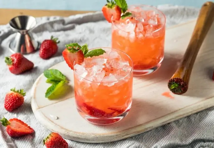 Pyszne drinki z mrożonymi truskawkami, które orzeźwiają latem