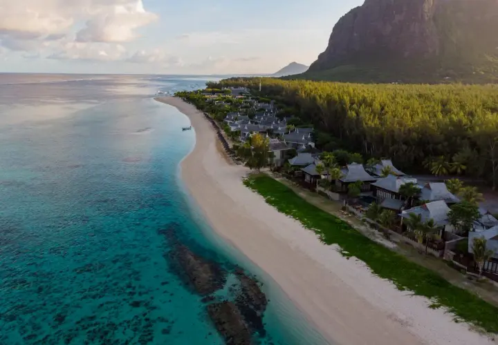 Rajska plaża z turkusową wodą i luksusowymi willami. Marzysz o lotach na Mauritius? To idealne miejsce na relaks.