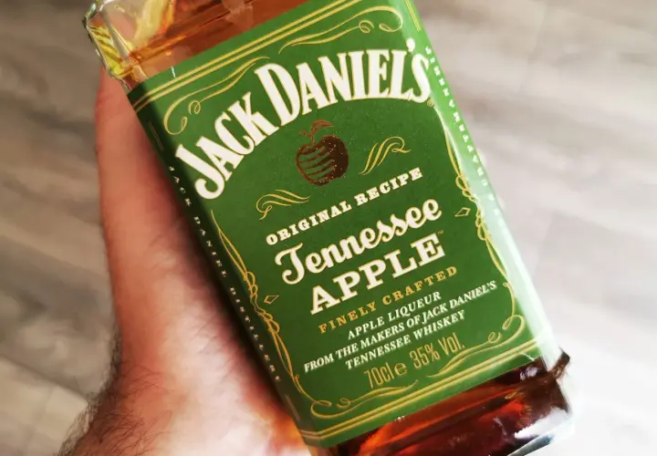 Butelka Jack Daniel's Tennessee Apple, z jabłkowym aromatem, który obiecuje wyjątkowy smak.
