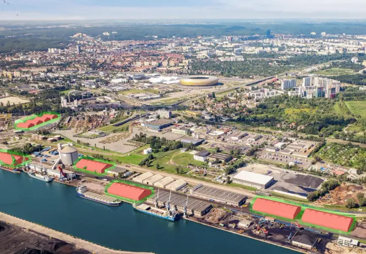 Port w Gdańsku z zaznaczonymi terenami pod magazyny zbożowe. Widok z lotu ptaka na miasto i infrastrukturę portową.