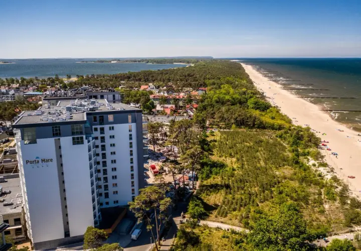Porta Mare Active & Spa Resort z widokiem na morze i plażę. W tle jezioro i las.