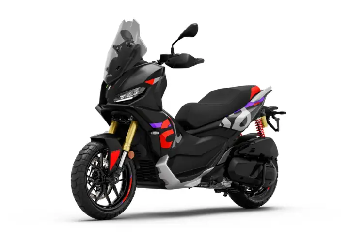 Aprilia RS 400, un scooter negro con detalles rojos y morados, listo para la aventura.