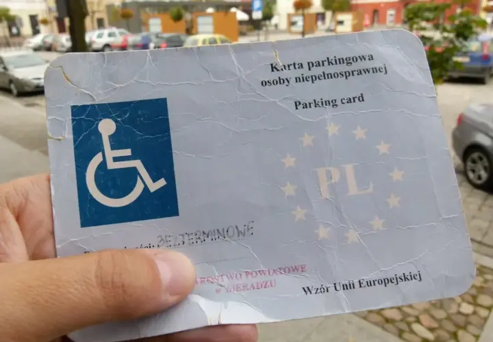 Karta parkingowa osoby niepełnosprawnej, ważna na terenie UE. Ułatwia złożenie wniosku o miejsce parkingowe.