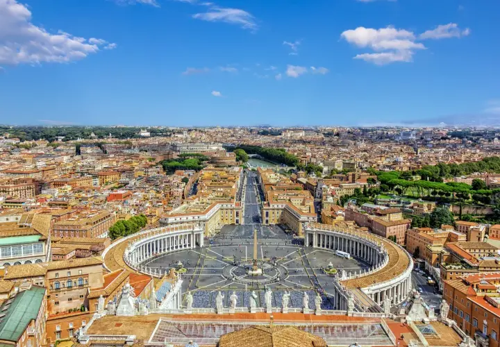 Vista aerea di Piazza San Pietro, Roma. Un luogo iconico, quasi un "giro delle sette chiese" moderno per la sua grandezza.